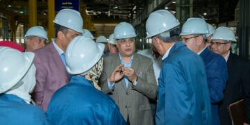 وزير الإنتاج الحربي: مصنع 200 يشارك في تصنيع الأتوبيس الكهربائي "SETIBUS" ضمن مشروعات النقل الأخضر