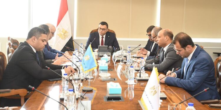 وزير الإسكان يلتقى ممثل شركة استادات للاستثمار الرياضي لمناقشة مجالات التعاون المشترك