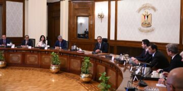 رئيس الوزراء يلتقي الرئيس الإقليمي لمجموعة فنادق "حياة" العالمية ورئيس مجلس إدارة شركة "أدد العقارية"