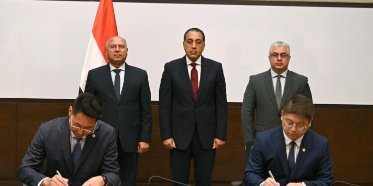مدبولي يشهد توقيع عقد مجمع صناعي صيني للطاقة الشمسية بالعين السخنة باستثمارات 200 مليون دولار