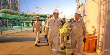 وزير البترول يتفقد سفينة "ENERGOS ESKIMO" لتعزيز إمدادات الغاز الطبيعي