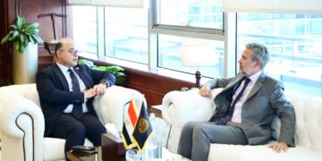 رئيس الرقابة المالية يبحث مع السفير الإيطالي فرص الاستثمار في التكنولوجيا المالية وسوق الكربون بمصر