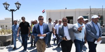 وزير الإسكان يتفقد كوبرى C19 والمدينة التراثية والمنطقة الشاطئية بمدينة العلمين الجديدة