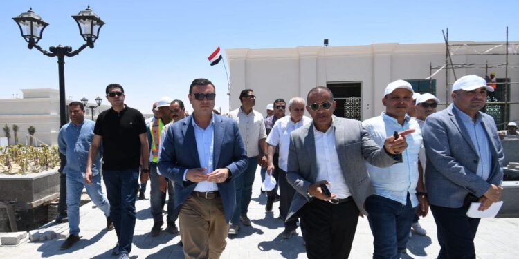 وزير الإسكان يتفقد كوبرى C19 والمدينة التراثية والمنطقة الشاطئية بمدينة العلمين الجديدة