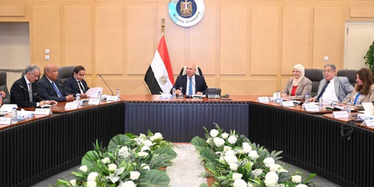 الحكومة تبحث توطين صناعة صاج السيارات بالتعاون مع شركات الحديد