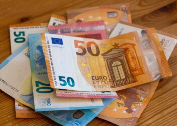 انخفاض سعر اليورو أمام الجنيه بنحو 38 قرشًا اليوم الإثنين