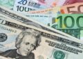 الدولار عند أدنى مستوى في شهرين ونصف أمام اليورو